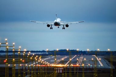 Vliegtuig landt op landingsbaan van luchthaven