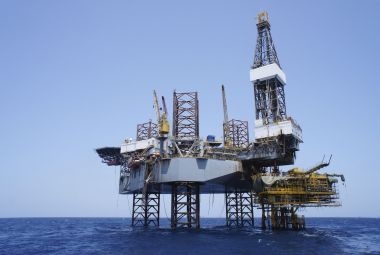 Offshore jack up drilling rig en productieplatform